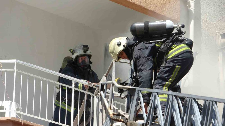 Dairede Çıkan Yangın Apartmanı Dumana Boğdu