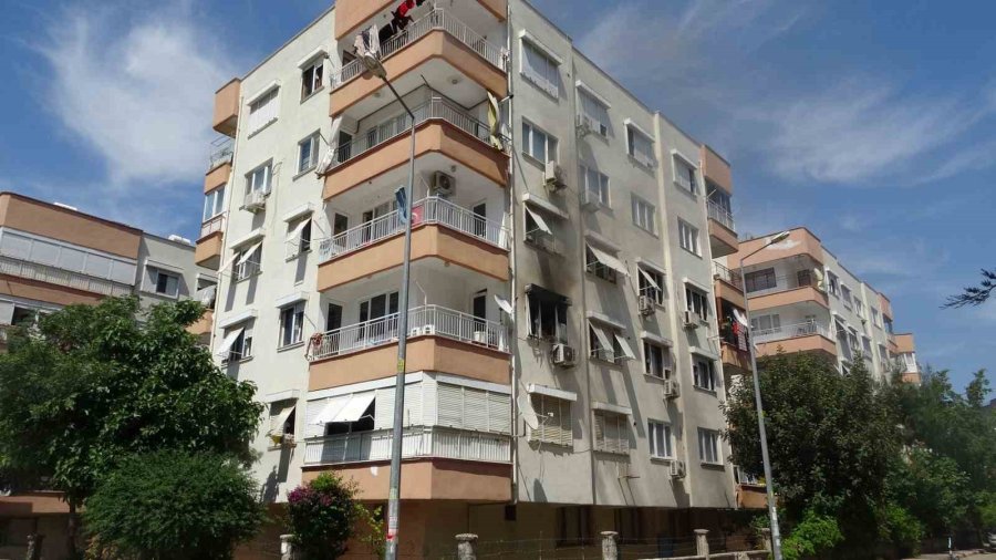 Dairede Çıkan Yangın Apartmanı Dumana Boğdu