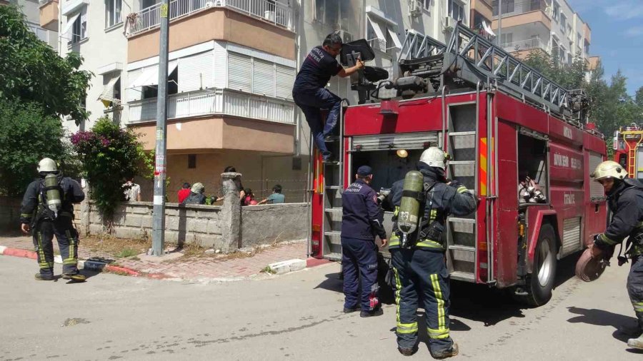 Dairede Çıkan Yangın Apartmanı Dumana Boğdu