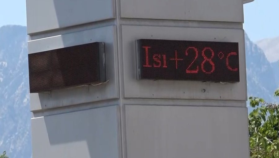 Antalya’da Termometreler 28 Dereceyi Gösterdi, Tatilciler Denizin Keyfini Çıkardı