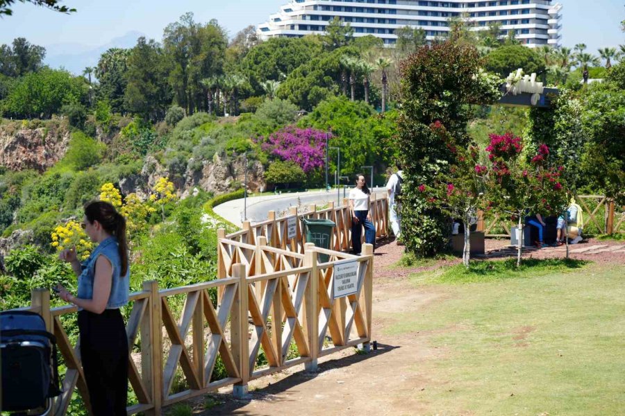 Antalya’da Termometreler 28 Dereceyi Gösterdi, Tatilciler Denizin Keyfini Çıkardı