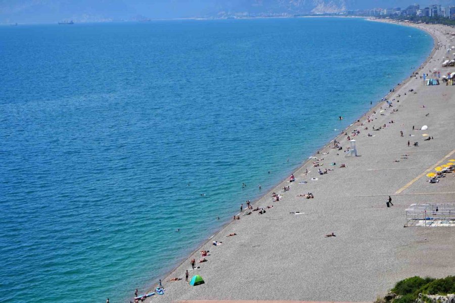 Antalya’da Termometreler 28 Dereceyi Gösterdi, Tatilciler Denizin Keyfini Çıkardı