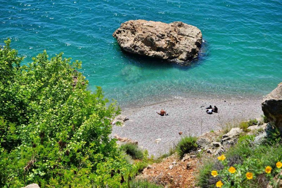 Antalya’da Termometreler 28 Dereceyi Gösterdi, Tatilciler Denizin Keyfini Çıkardı