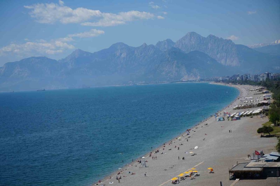 Antalya’da Termometreler 28 Dereceyi Gösterdi, Tatilciler Denizin Keyfini Çıkardı