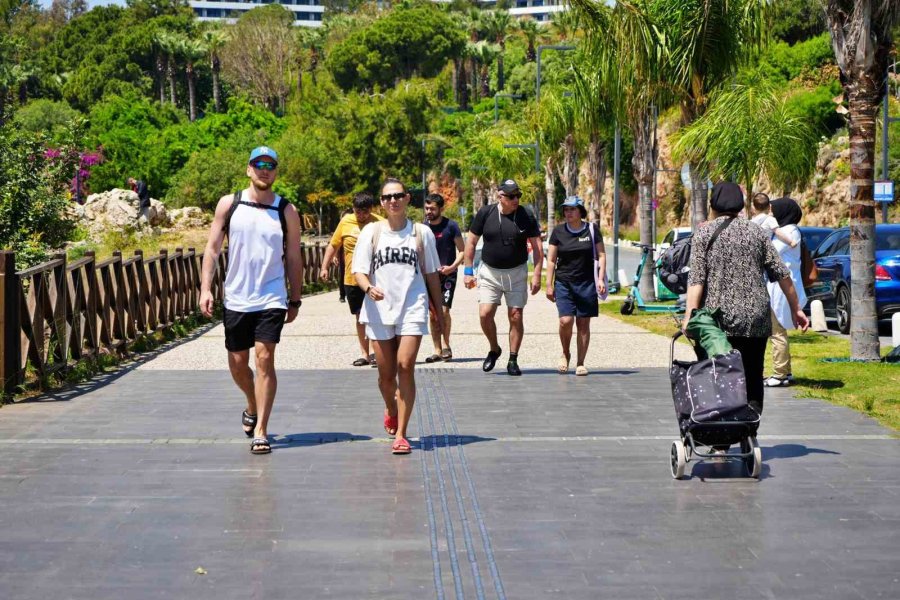 Antalya’da Termometreler 28 Dereceyi Gösterdi, Tatilciler Denizin Keyfini Çıkardı