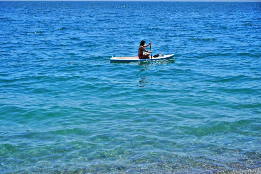 Antalya’da Termometreler 28 Dereceyi Gösterdi, Tatilciler Denizin Keyfini Çıkardı