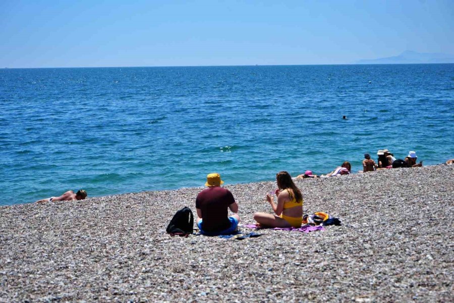 Antalya’da Termometreler 28 Dereceyi Gösterdi, Tatilciler Denizin Keyfini Çıkardı