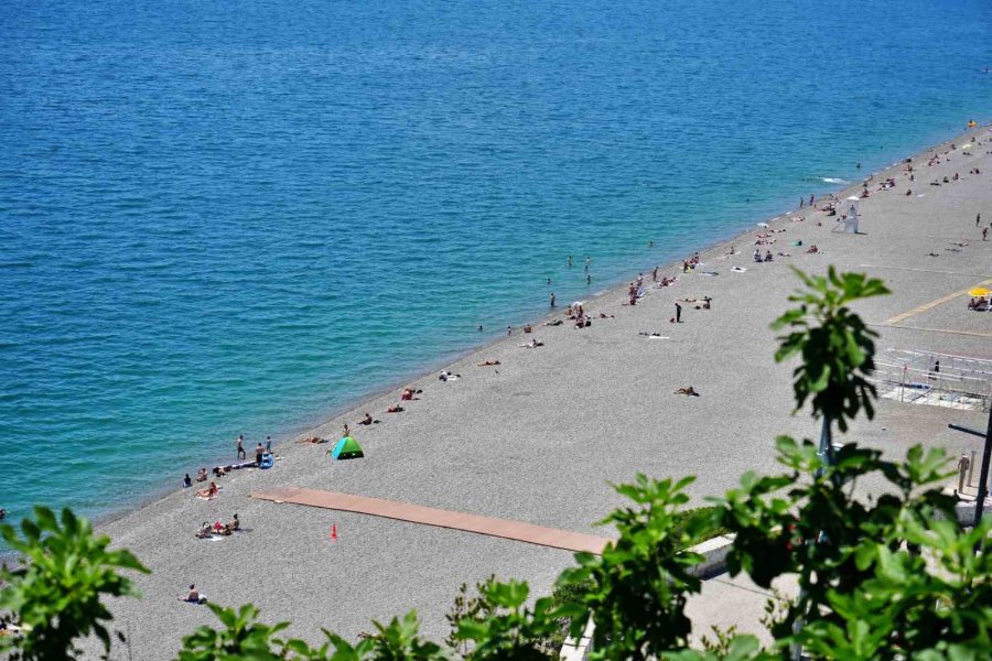 Antalya’da Termometreler 28 Dereceyi Gösterdi, Tatilciler Denizin Keyfini Çıkardı