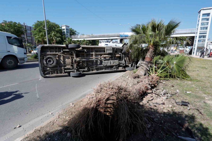 Antalya’da Servis Minibüsü Devrildi, Sıkışan Sürücüyü Ekipler Çıkardı