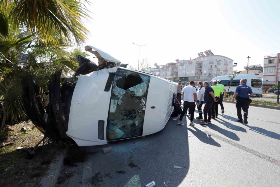 Antalya’da Servis Minibüsü Devrildi, Sıkışan Sürücüyü Ekipler Çıkardı