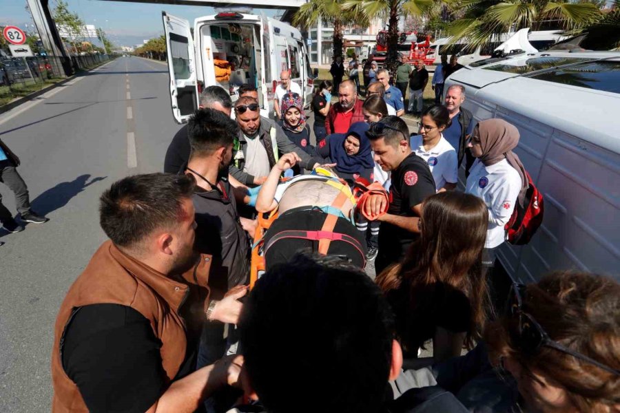 Antalya’da Servis Minibüsü Devrildi, Sıkışan Sürücüyü Ekipler Çıkardı