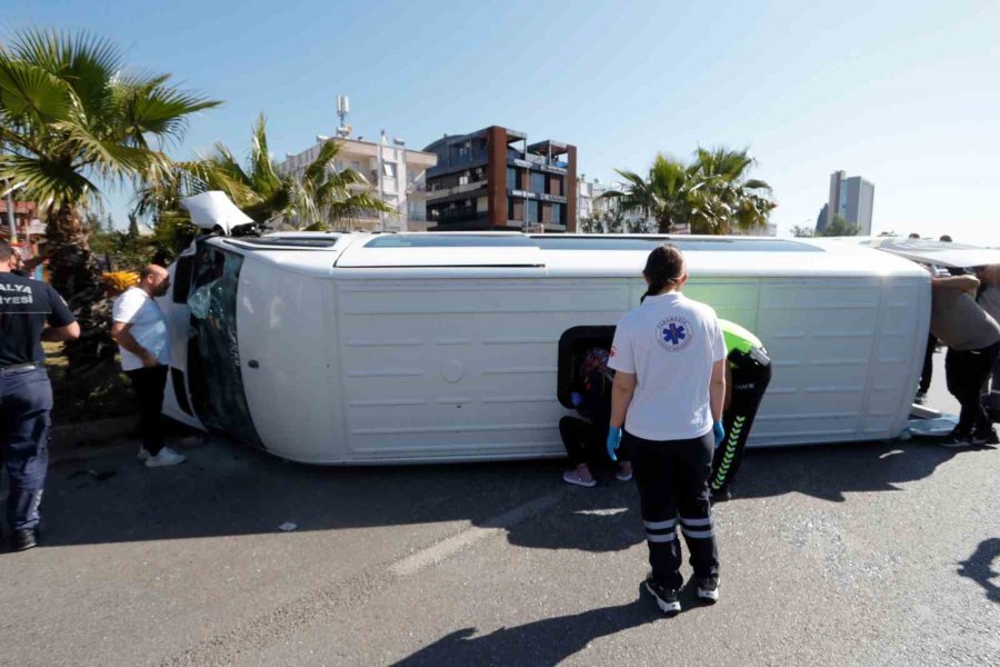 Antalya’da Servis Minibüsü Devrildi, Sıkışan Sürücüyü Ekipler Çıkardı