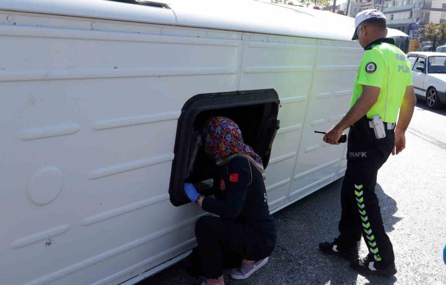 Antalya’da Servis Minibüsü Devrildi, Sıkışan Sürücüyü Ekipler Çıkardı