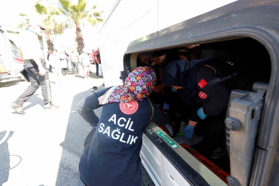 Antalya’da Servis Minibüsü Devrildi, Sıkışan Sürücüyü Ekipler Çıkardı