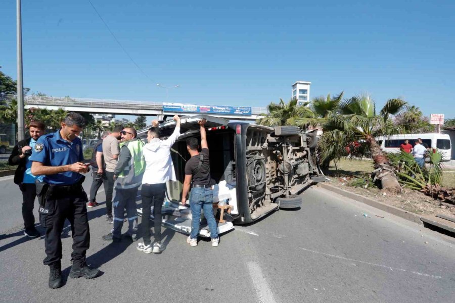 Antalya’da Servis Minibüsü Devrildi, Sıkışan Sürücüyü Ekipler Çıkardı