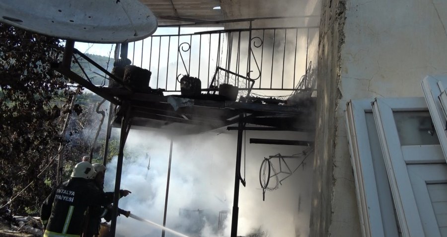 Alanya’da Anız Yangının Sıçradığı Daire Küle Döndü