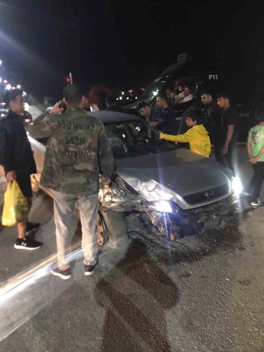 Serik’te İki Otomobil Çarpıştı: 2 Yaralı