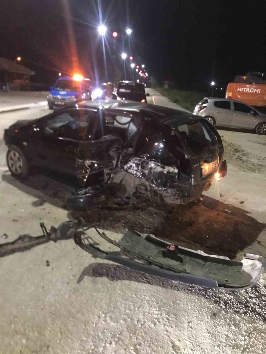 Serik’te İki Otomobil Çarpıştı: 2 Yaralı