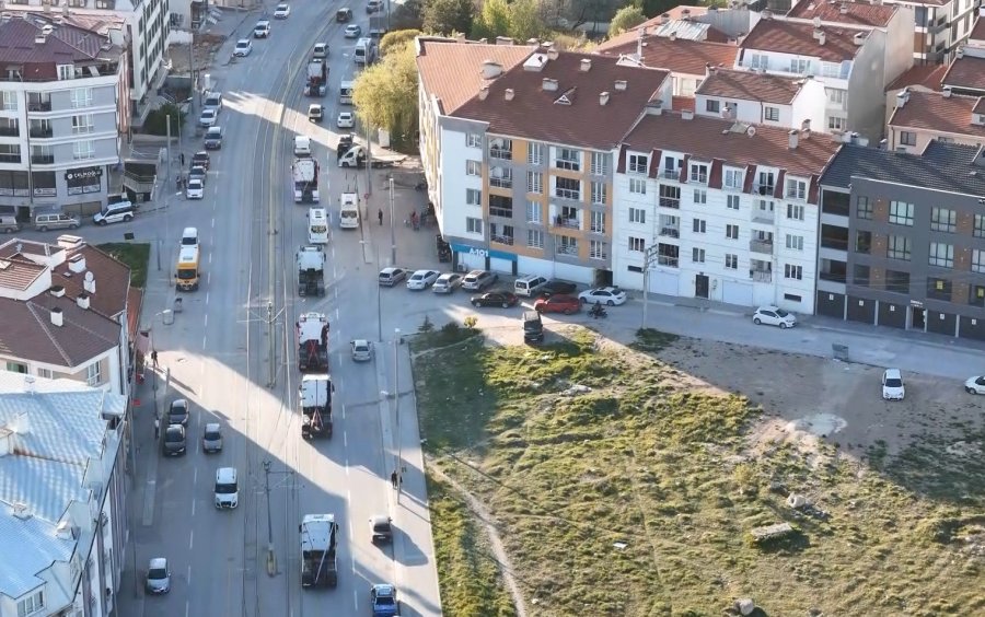 Kaybettiği Ağabeyinin Oğluna 15 Tır İle Düğün Konvoyu Yaptı