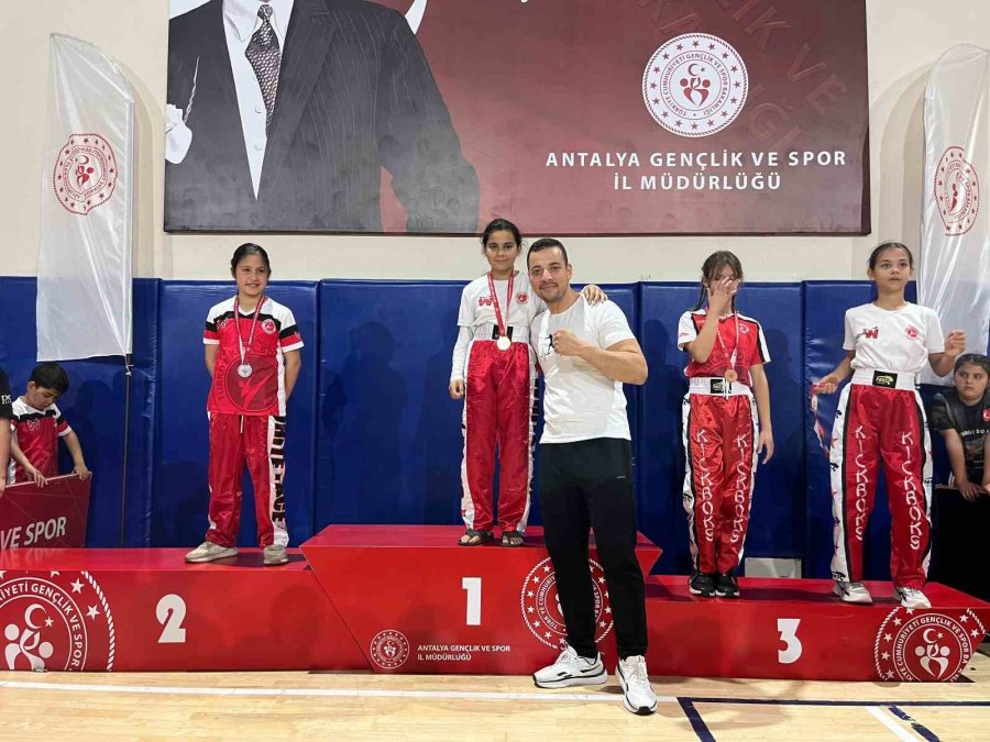 Kemerli Sporculardan Kick Boks Turnuvasında Madalya Yağmuru