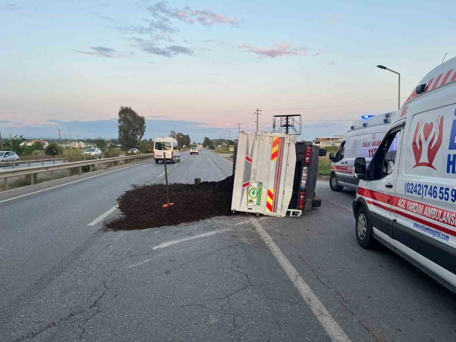 Manavgat’ta Lastiği Patlayan Kamyonet Devrildi: 3 Yaralı