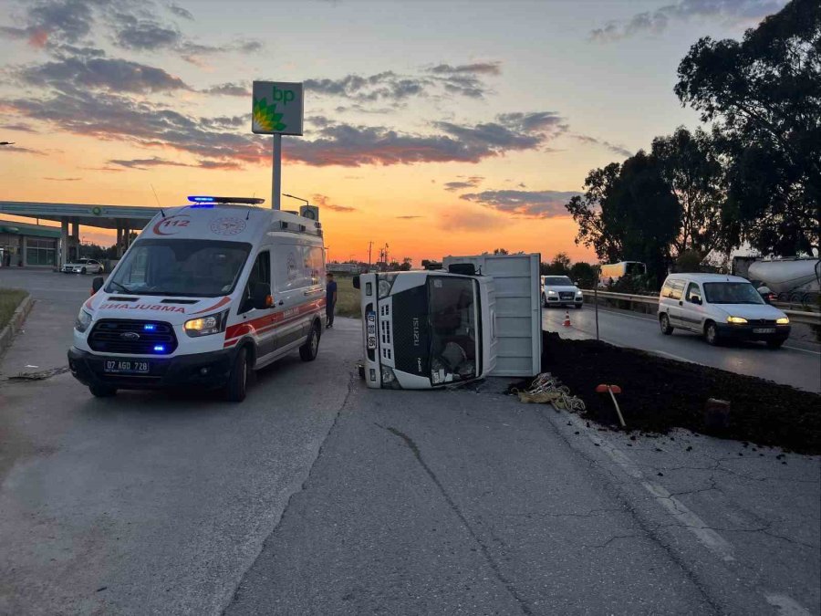 Manavgat’ta Lastiği Patlayan Kamyonet Devrildi: 3 Yaralı