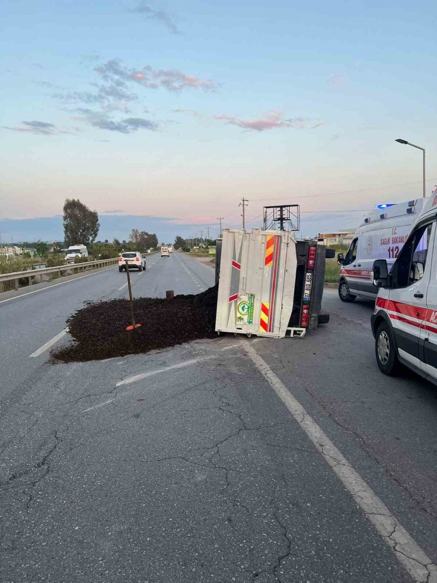 Manavgat’ta Lastiği Patlayan Kamyonet Devrildi: 3 Yaralı