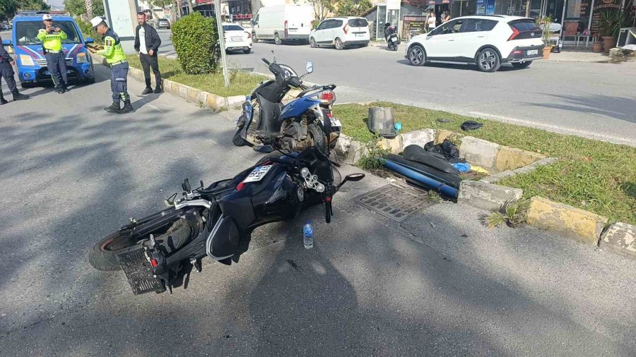 Yaya Geçidine Dönmeye Çalışırken Kaza Yaptı: 1 Yaralı