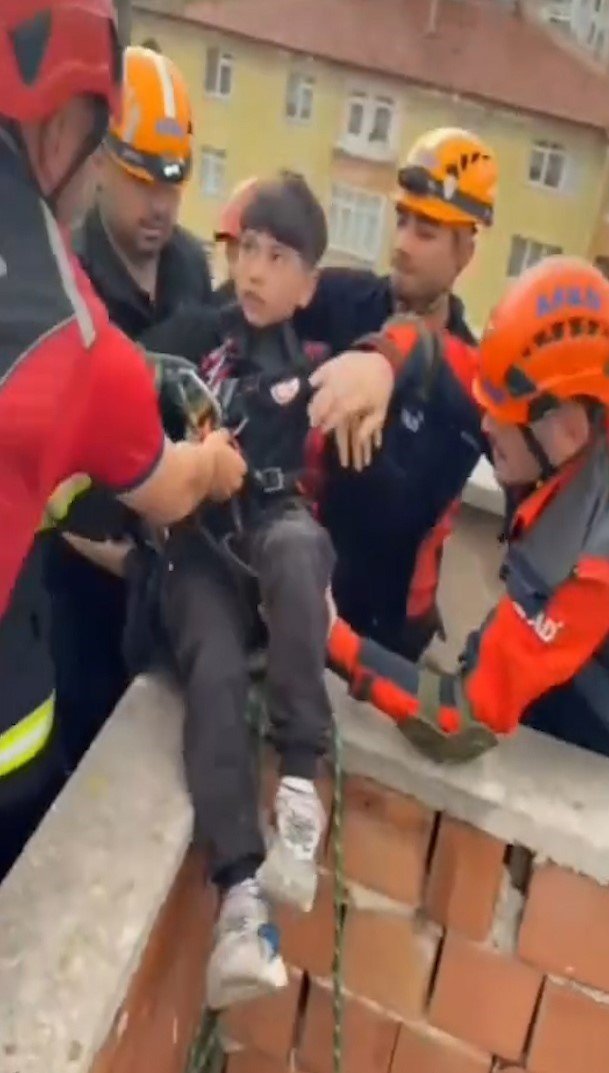 Apartman Boşluğuna Düşen İki Çocuk Afad Ekipleri Tarafından Kurtarıldı