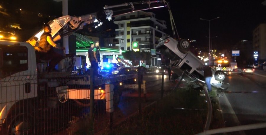 Alanya’da Takla Atan Otomobil Hurdaya Döndü: 2 Yaralı