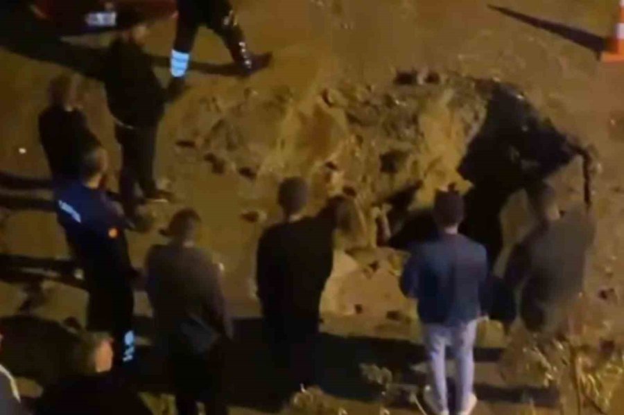 Tazyikli Su Asfaltı Patlattı: İki Araçta Hasar Oluştu