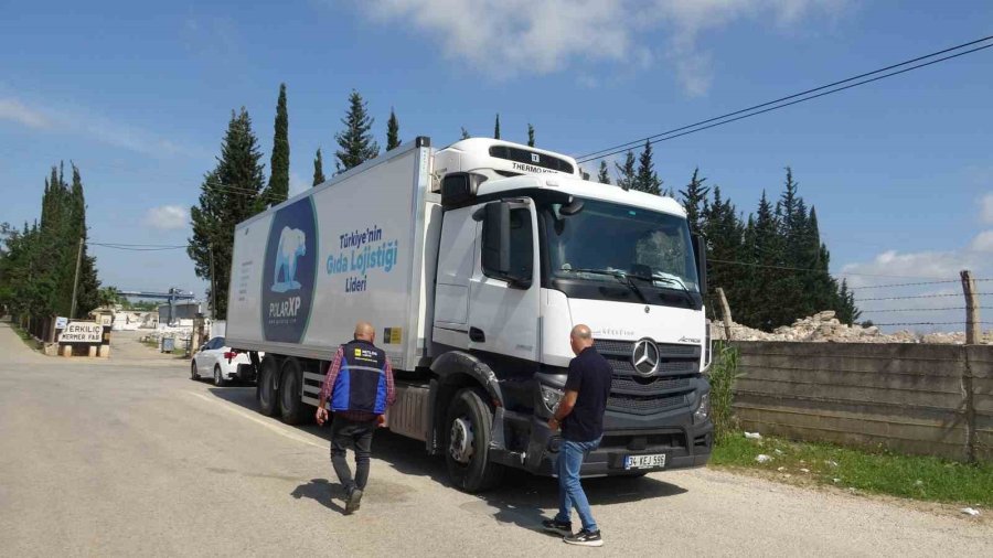 Kamyon İle Hafif Ticari Araç Çarpıştı: 2 Yaralı