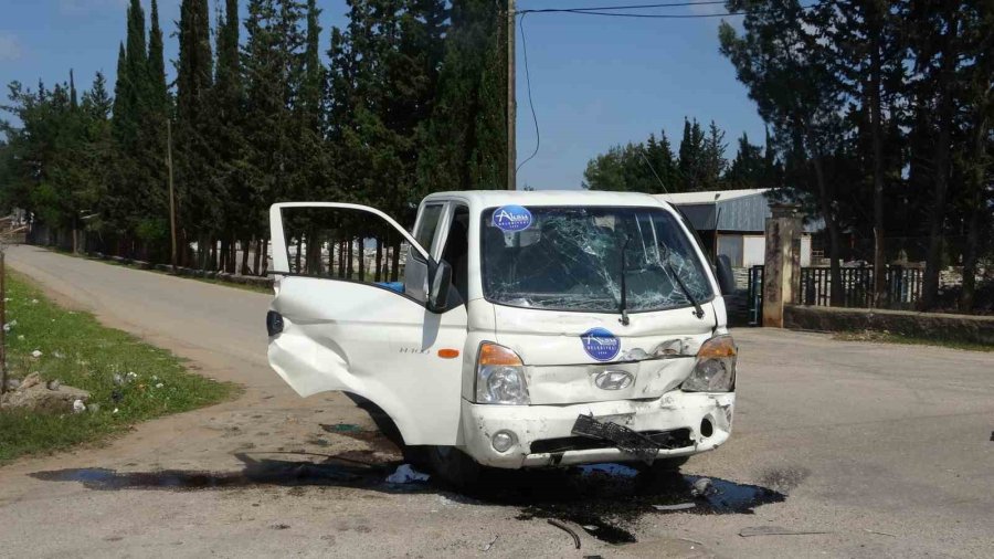 Kamyon İle Hafif Ticari Araç Çarpıştı: 2 Yaralı