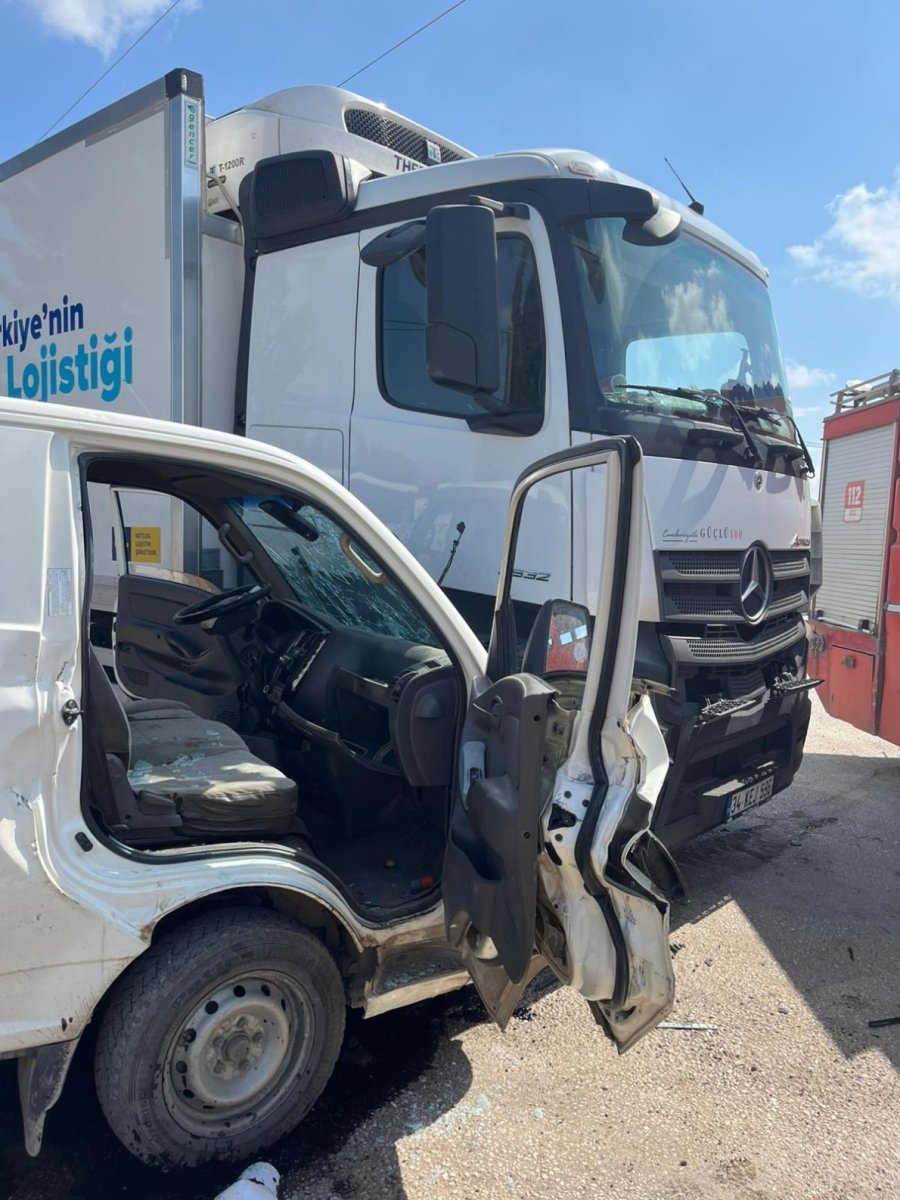 Kamyon İle Hafif Ticari Araç Çarpıştı: 2 Yaralı