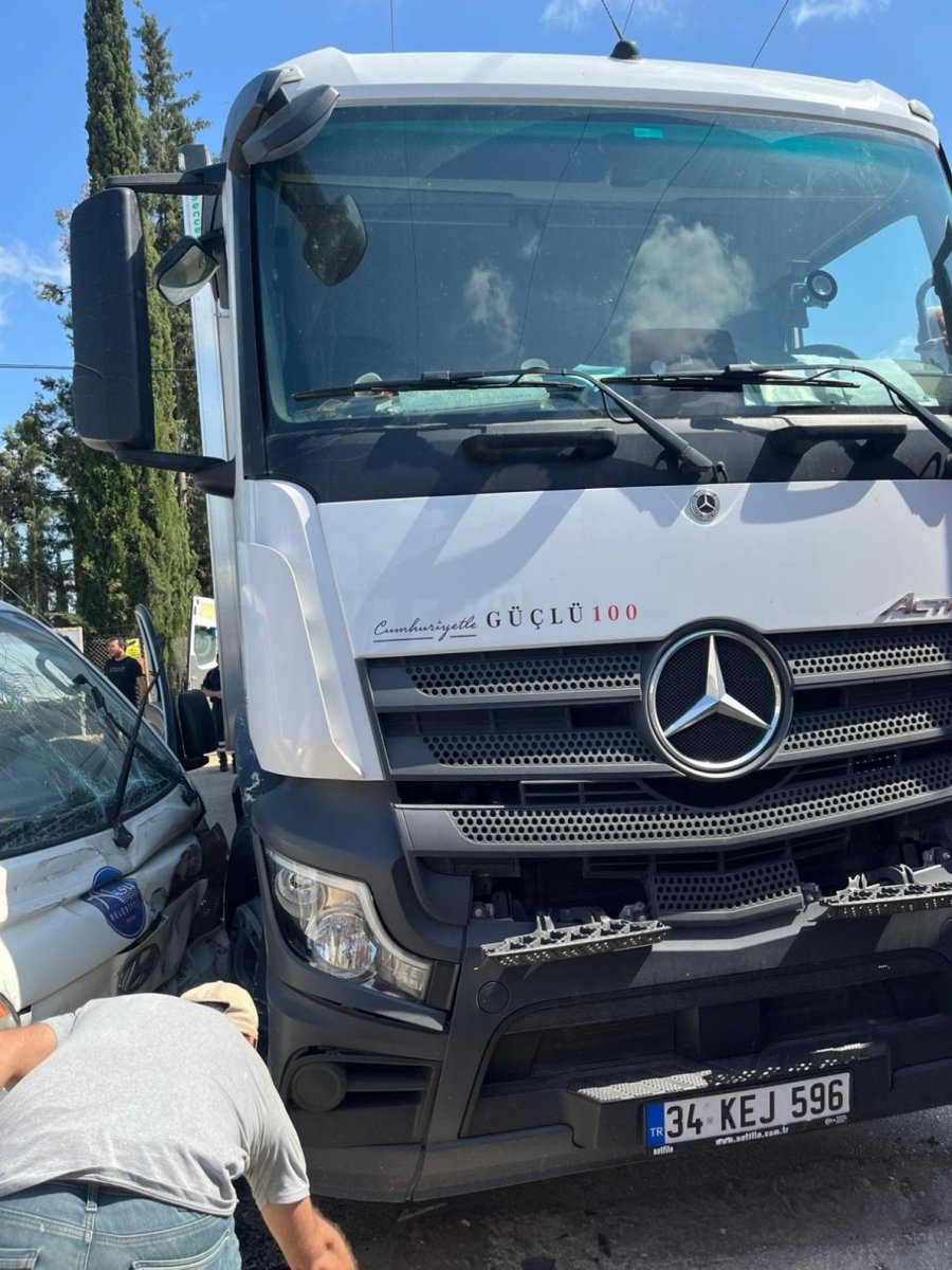 Kamyon İle Hafif Ticari Araç Çarpıştı: 2 Yaralı