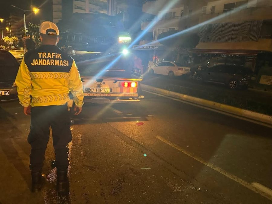 Alanya’da Alkollü Sürücü Park Halindeki Araçlara Çarptı