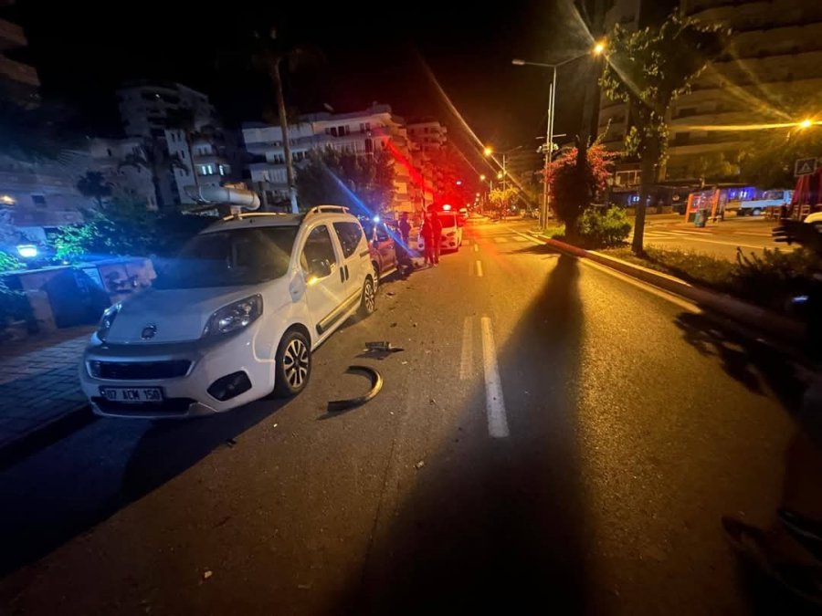 Alanya’da Alkollü Sürücü Park Halindeki Araçlara Çarptı