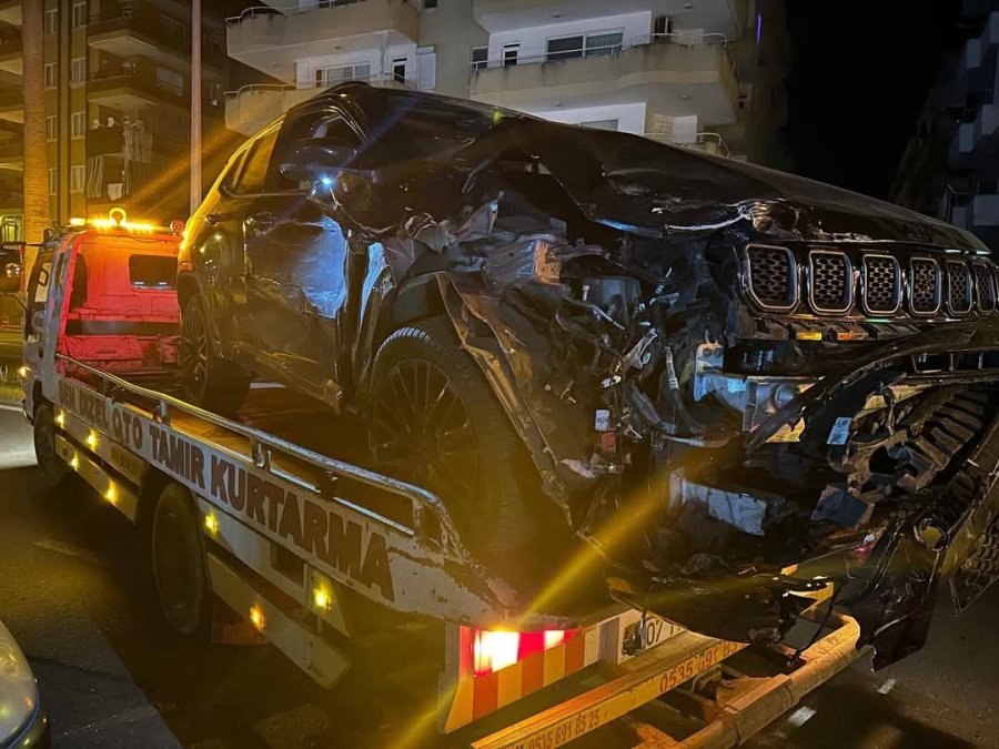 Alanya’da Alkollü Sürücü Park Halindeki Araçlara Çarptı