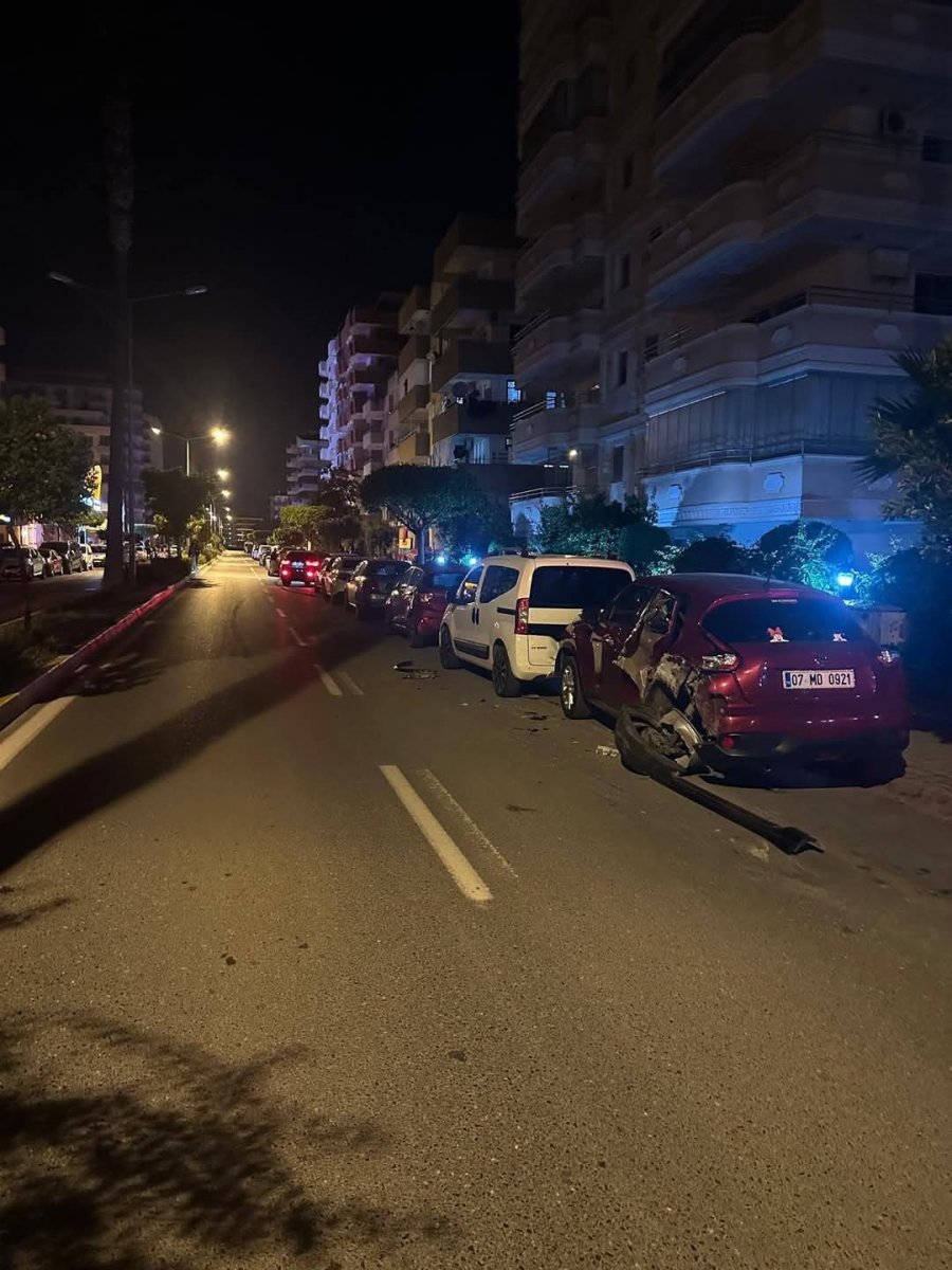 Alanya’da Alkollü Sürücü Park Halindeki Araçlara Çarptı