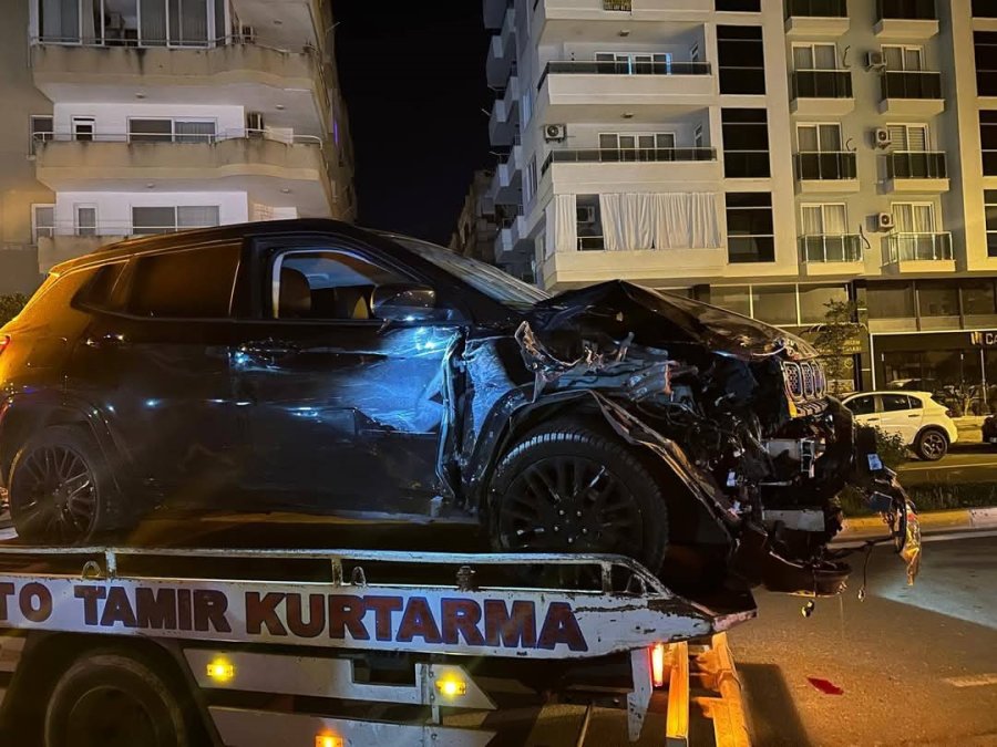 Alanya’da Alkollü Sürücü Park Halindeki Araçlara Çarptı