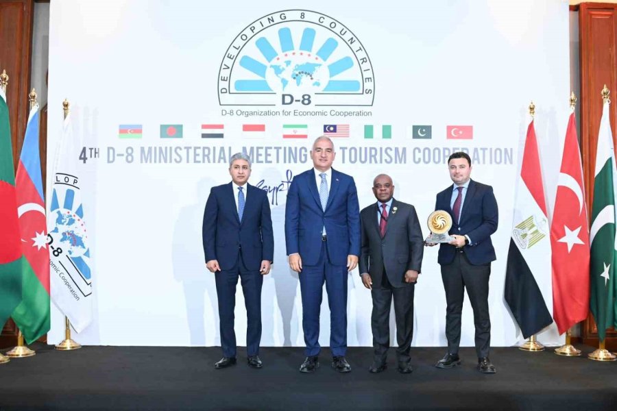 Antalya "2025 Yılı D-8 Turizm Şehri" Ödülünü Kahire’deki Bakanlar Toplantısında Aldı
