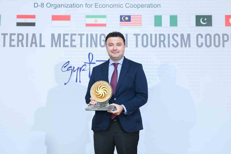 Antalya "2025 Yılı D-8 Turizm Şehri" Ödülünü Kahire’deki Bakanlar Toplantısında Aldı