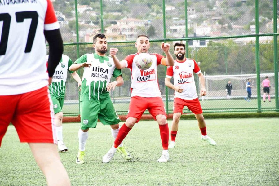 Amatör Maçında 7 Kırmızı Kart Çıktı, Kazanan Çıkmadı