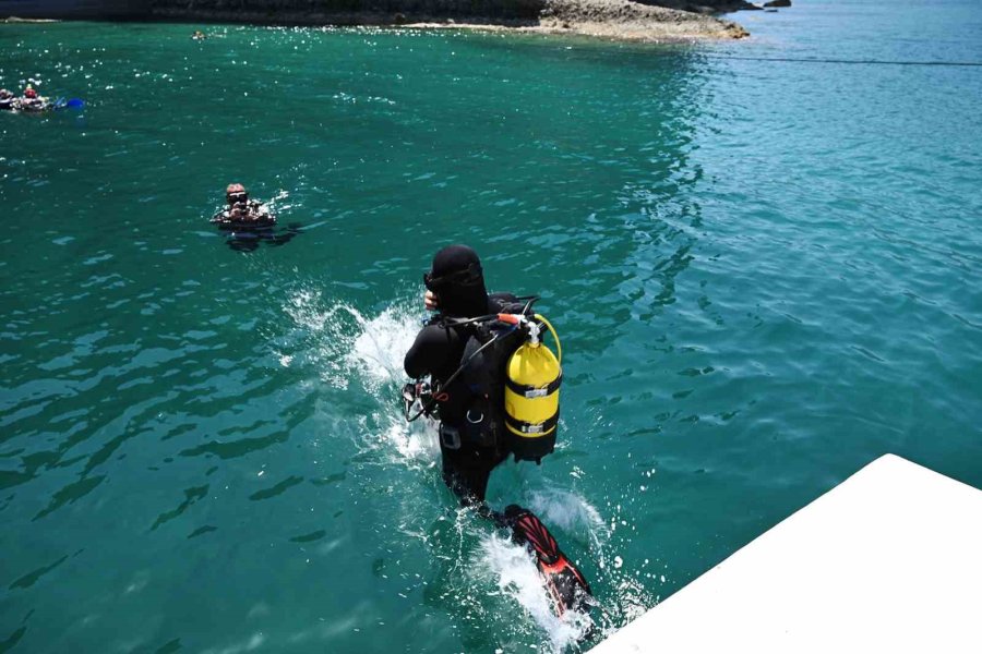 Kemer’de Hıdırellez Dalışı Renkli Görüntülere Sahne Oldu