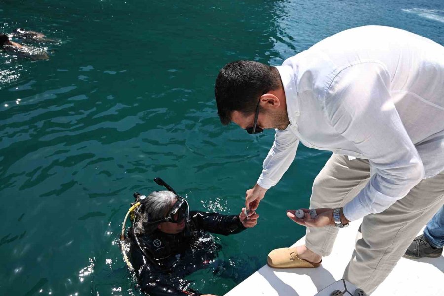 Kemer’de Hıdırellez Dalışı Renkli Görüntülere Sahne Oldu