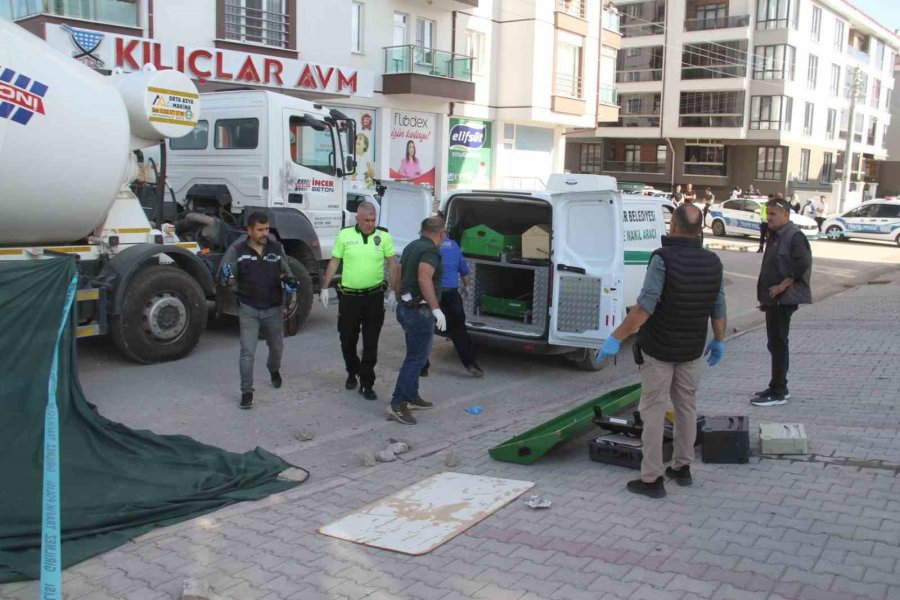 Beton Mikserinin Altında Kalan Yaşlı Adam Hayatını Kaybetti