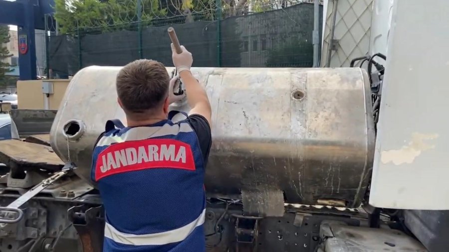 Litrelerce Sıvı Uyuşturucu Böyle Ele Geçirildi