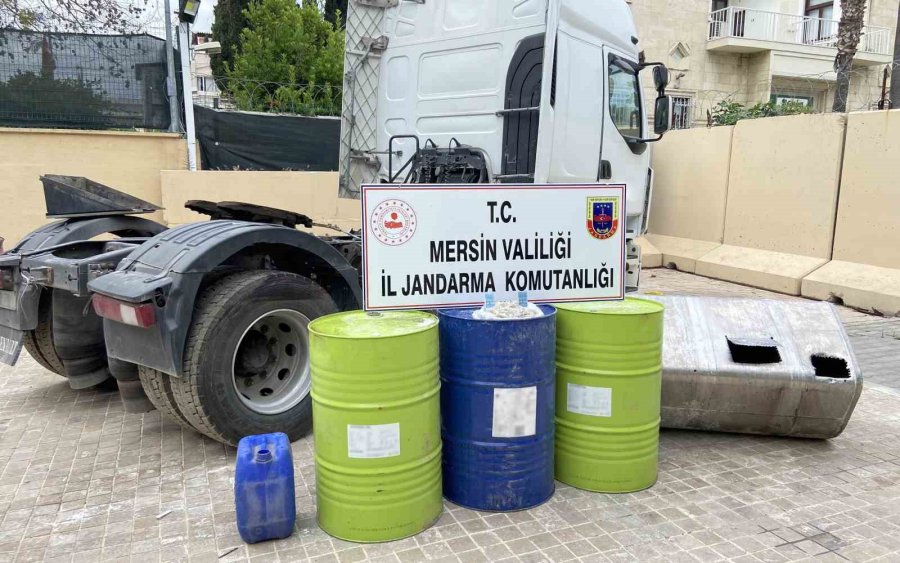 Litrelerce Sıvı Uyuşturucu Böyle Ele Geçirildi