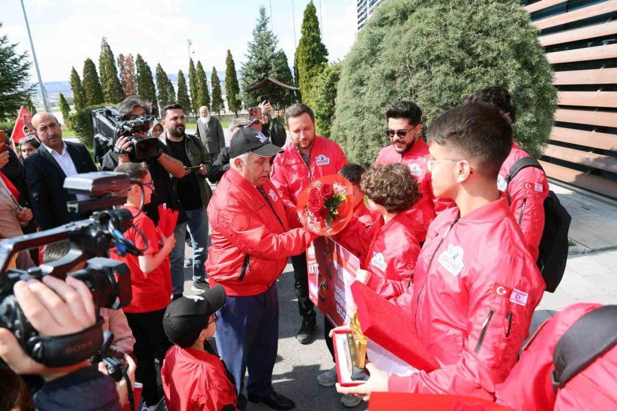 Talas Belediye Meclisi’nde Teknofest Şampiyonları Rüzgarı Esti