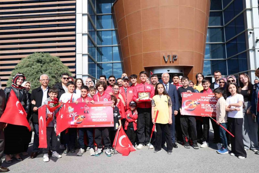 Talas Belediye Meclisi’nde Teknofest Şampiyonları Rüzgarı Esti